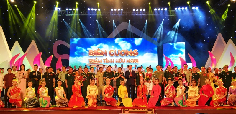 Sân khấu đẹp với ánh sáng lung linh chính là sự thăng hoa của cảm xúc Sân khấu đẹp với ánh sáng lung linh chính là sự thăng hoa của cảm xúc