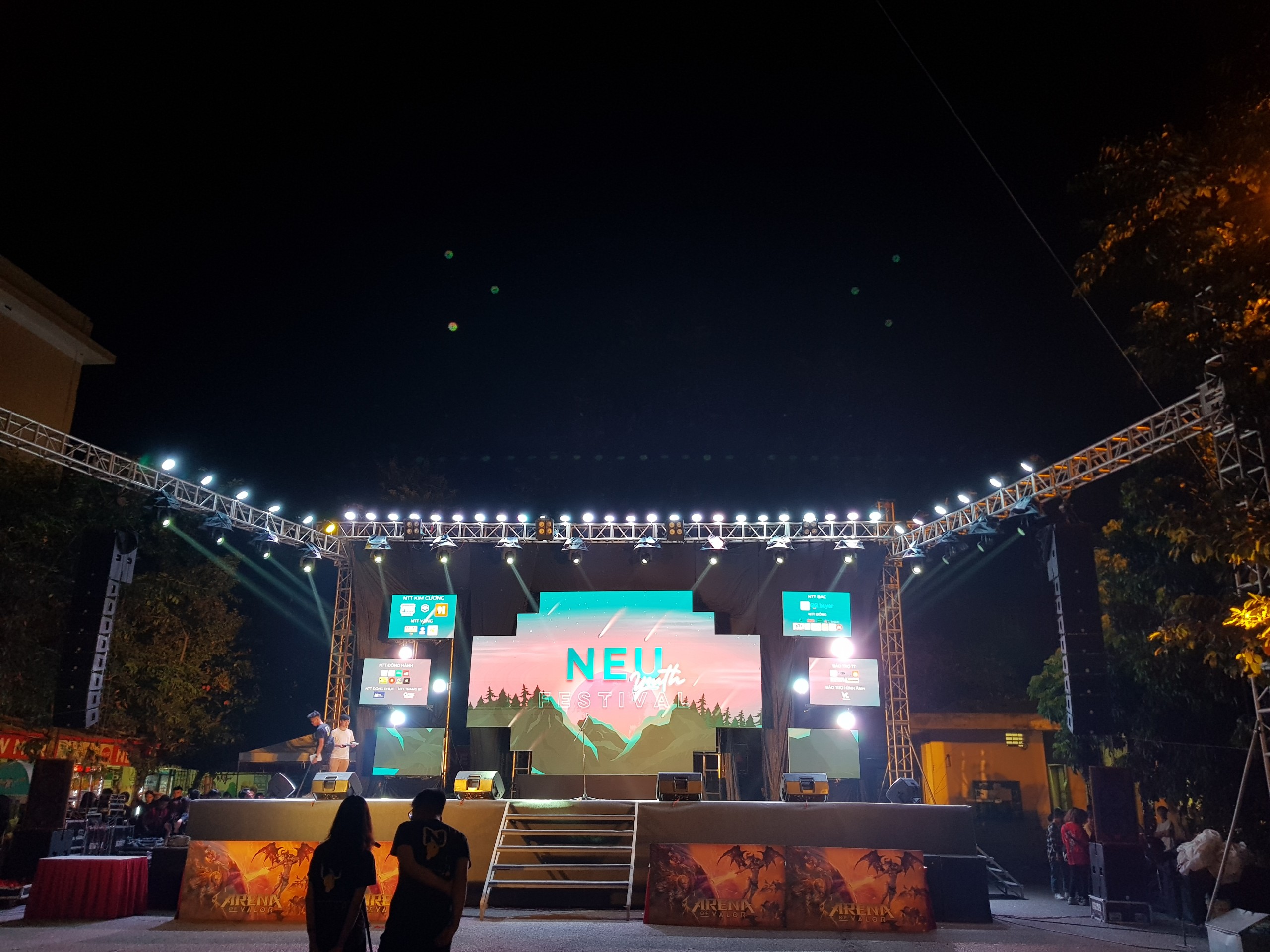 Chương trình chào tân sinh viên trường Đại học Kinh tế Quốc dân do Trần Gia setup Chương trình chào tân sinh viên trường Đại học Kinh tế Quốc dân do Trần Gia setup