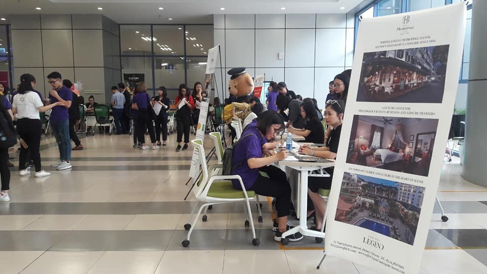 Các sinh viên đến để được tư vấn việc làm Các sinh viên đến để được tư vấn việc làm